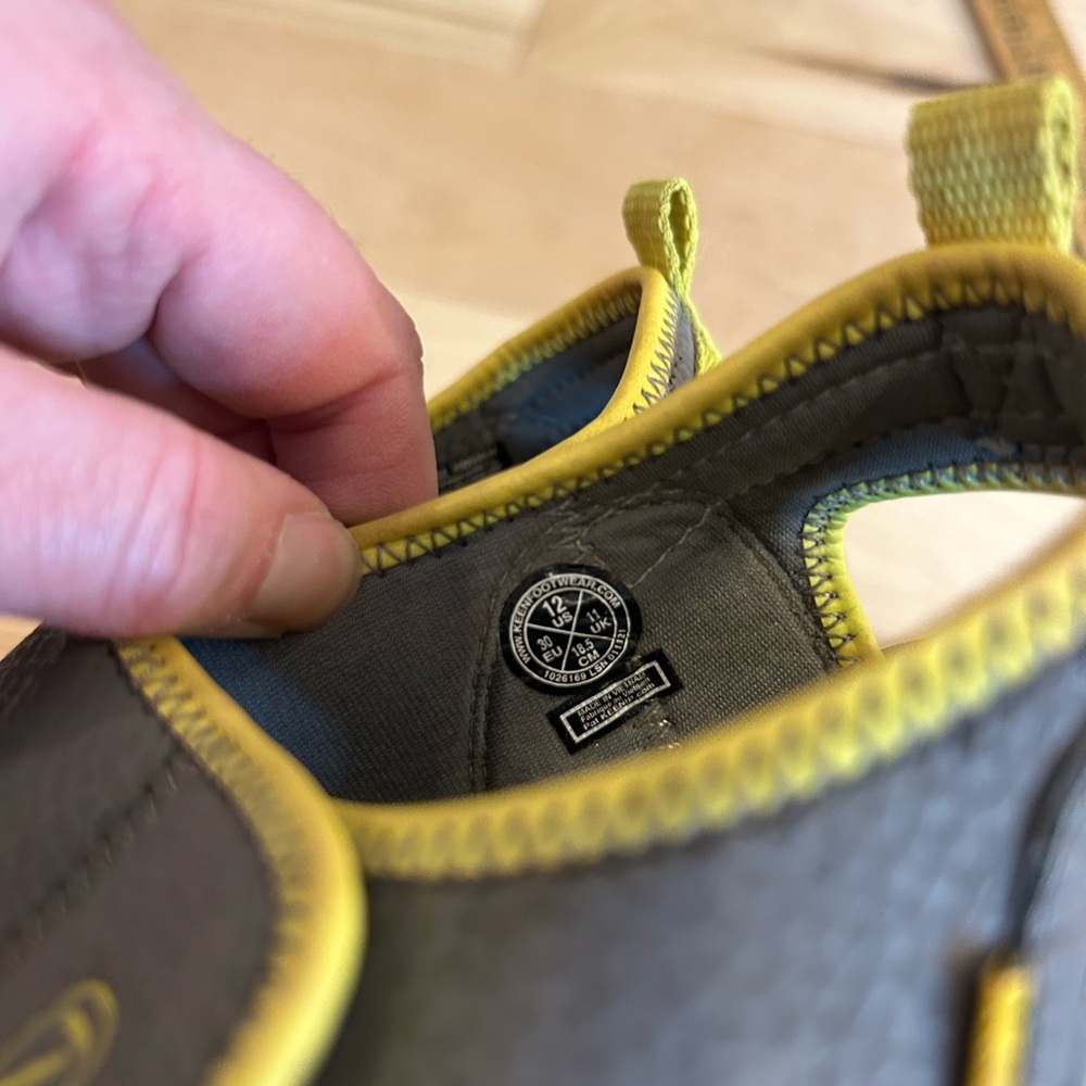 Keens sandals size 12 youth. Gender neutral - Picture 3 of 6
